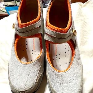 TIMBERLAND AGILE IQ, LADIES 7 1/2. LIGHT GRAY, ORANGE